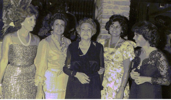 Noela, Blanca, Raquel y Lucía con su madre Blanca Hughes M